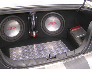 размещение сабвуфера в багажнике Ford Mustang GT