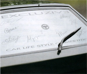 Машина строилась на основе мира и дружбы, о чем свидетельствуют автографы участников процесса на заднем стекле