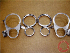 Принцип крепления НЧ и СЧ-головок: базовые кольца (сдвоенные) — на металл, установочные (раздельные) — в пластик торпедо