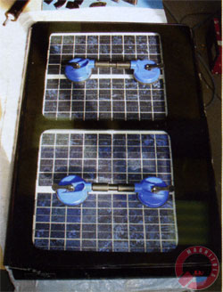 Блок из четыреъ солнечных батарей установлен в съемном багажнике на крыше