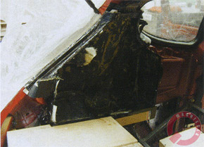 Боксы тыловой акустики: задняя часть оболочки выклеена по машине, передняя - по каркасу с опорными кольцами. Отдельные стеклопластиковые панели закрывают зазоры между тыловой акустикой и отсеком усилителей
