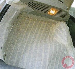 Подготовка поверхности ниш багажника Nissan Quashqai с помощью малярного скотча