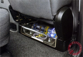 Сабвуферный усилитель со своей буферной ёмкостью — под задним сиденьем, в багажник вообще ничего не попало