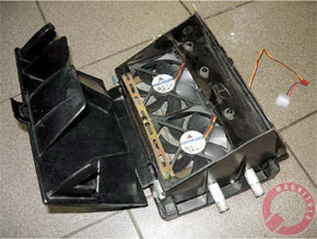 Штатный вентилятор заменен двумя малошумными компьютерными