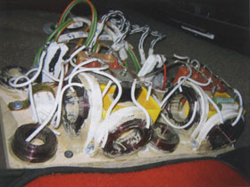 Кроссоверы выполнены по канонам домашней акустики и размещены под сиденьем