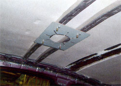Опора потолочного монитора на поперечине распотрошённого потолка