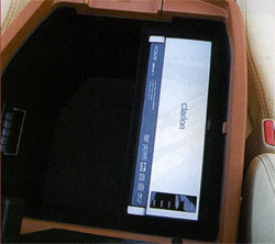 В этом авто три DVD-ресивера. Первый - Alpine DVA 9861Ri, - совершенно не скрываясь от посторонних глаз, устроился прямо на центральной панели. Второй -Alpine DVE 5207 - уютно расположился под сверкающей крышкой усилителя Soundstream в багажнике, а третий - Clarion VCZ 628 - самый скромный, спрятался в подлокотнике.