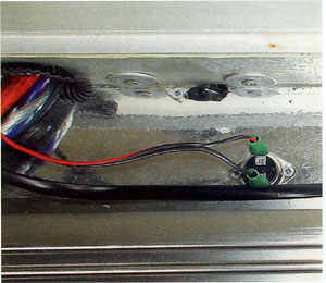 Включается система охлаждения от термореле, установленного вблизи выходных транзисторов басового моноблока