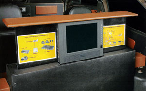 Ящик, заменивший спинку заднего сиденья, выполняет функции «кинопередвижки» для презентации системы судьям и зрителям